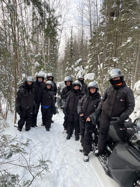Groupe de motoneigistes